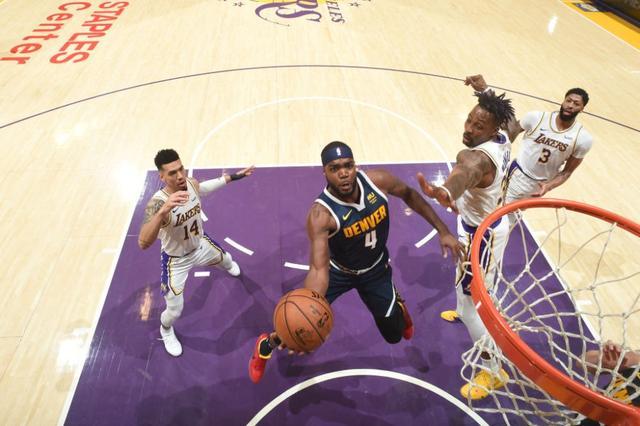 从侧翼卡住 从侧翼卡住